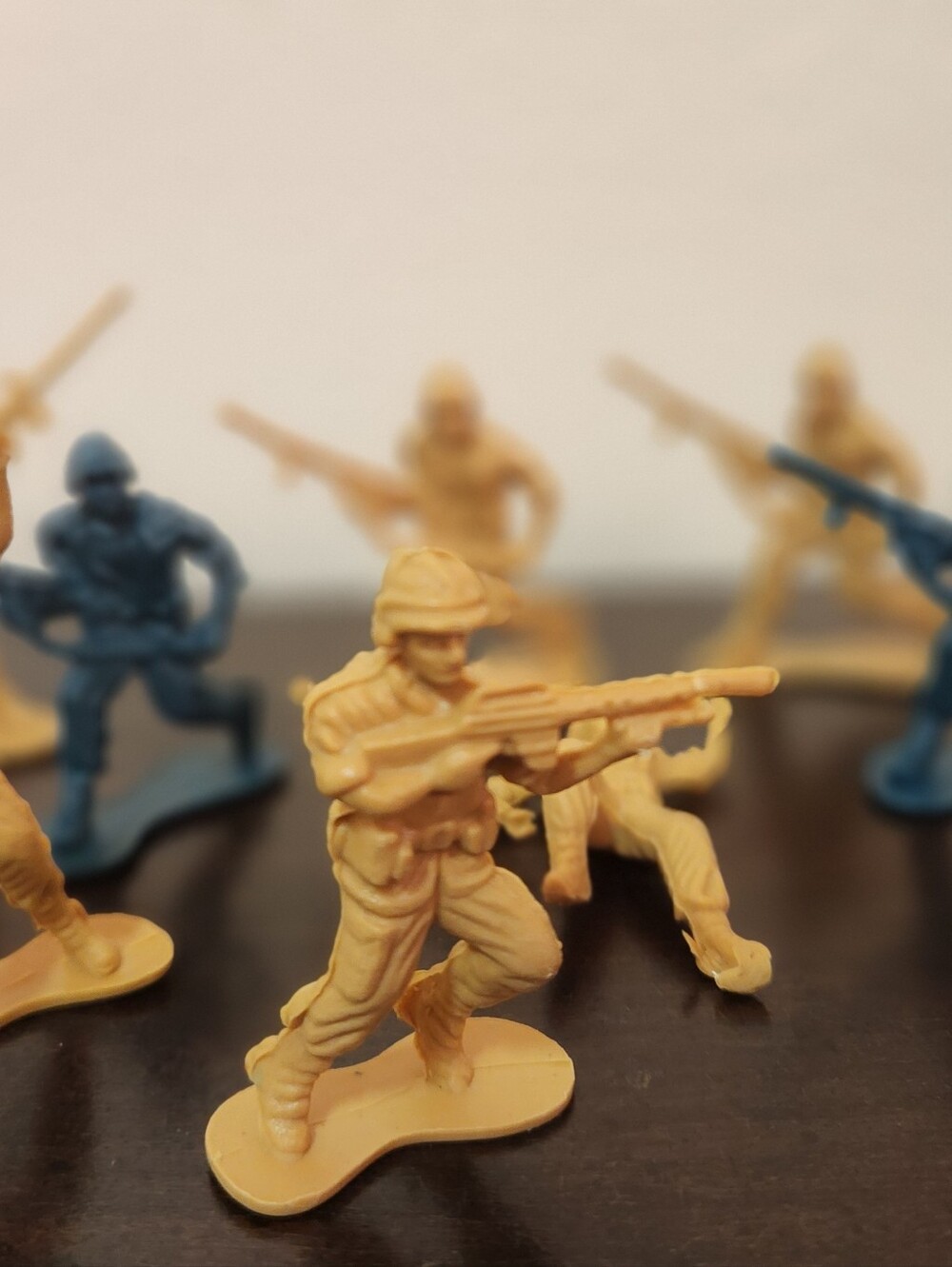 Classic Plastic Toy Soldier Set - Yellow and Blue